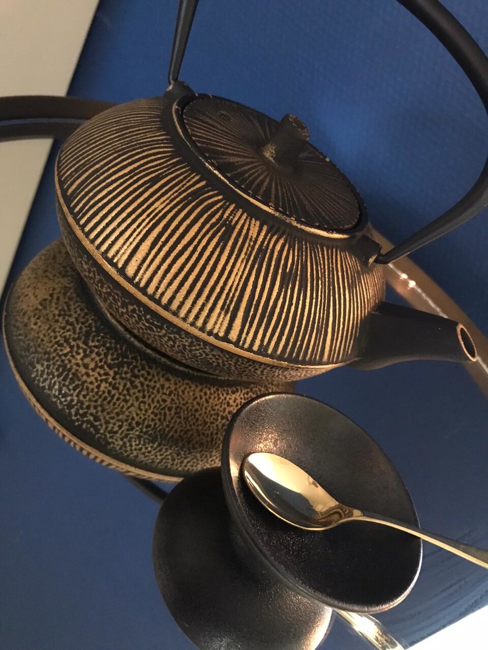 Theepot gietijzer Stripes goud zwart 80 cl met filter