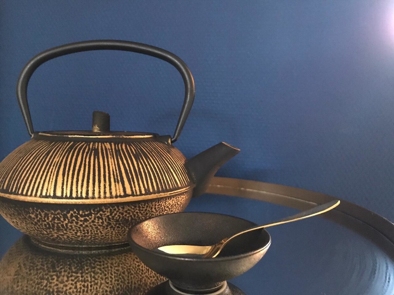 Theepot gietijzer Stripes goud zwart 80 cl met filter