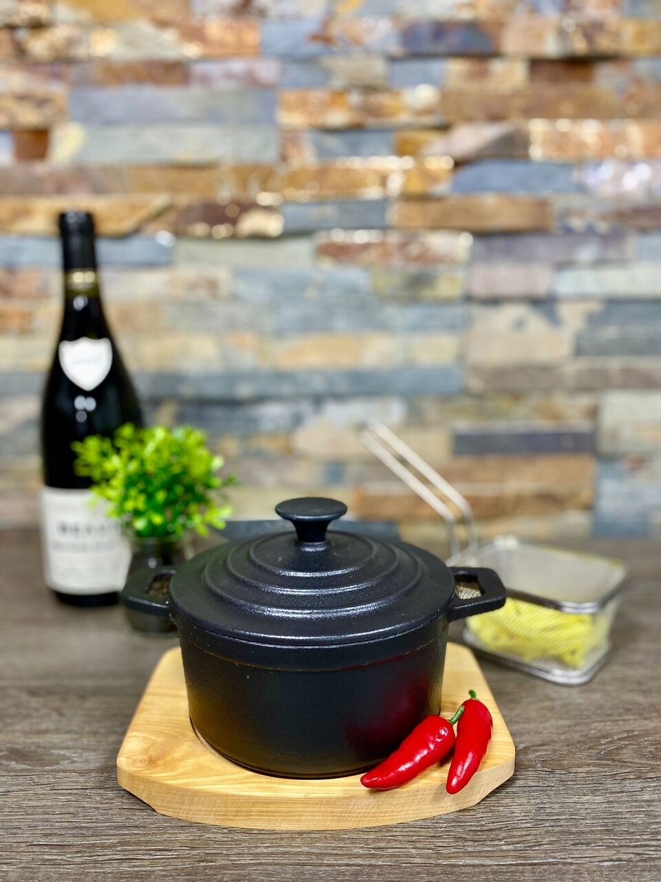 Stoofpotje gietijzer 15 cm op houten plankje