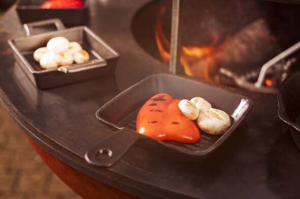 Gratinschotel gietijzer vierkant 13 cm op plankje