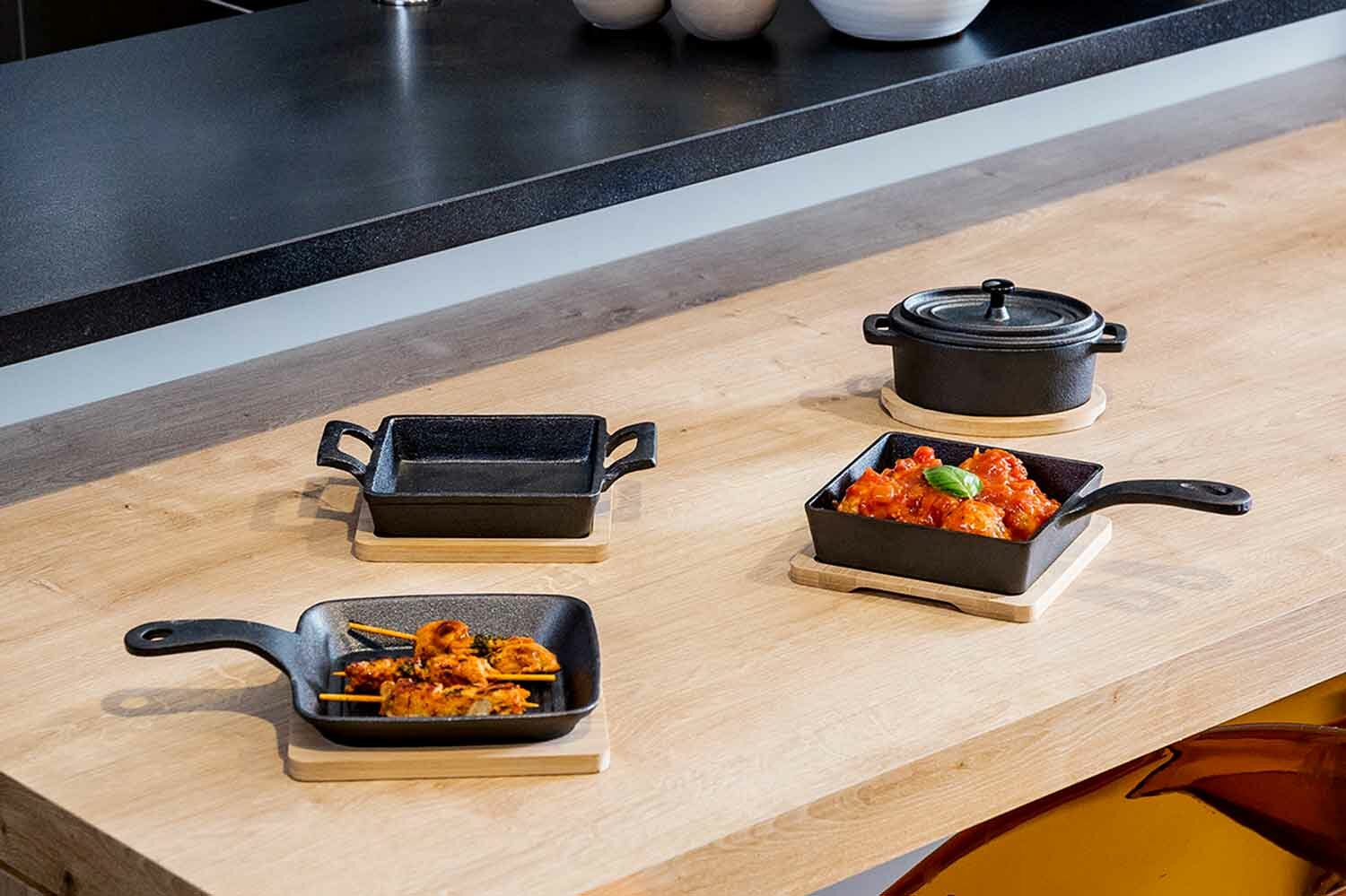 Gratinschotel gietijzer vierkant 13 cm op plankje