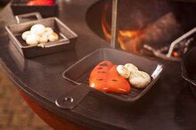 Gratinschotel gietijzer vierkant 13 cm op plankje