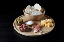 Hapjes serveerplank rond 