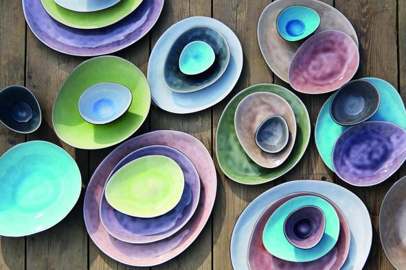 gekleurde borden servies