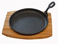 Pan gietijzer op houten plank 22 cm