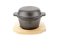 Stoofpotje gietijzer 12 cm op houten plankje