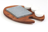 Cooking stone met 3 kommetjes op houten plank