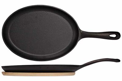 Pan gietijzer Sizzler op houten plank 18 cm