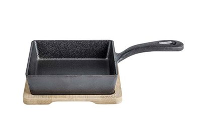 Gratinschotel gietijzer vierkant 13 cm op plankje